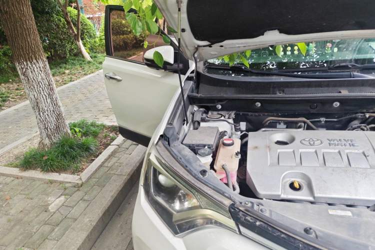 Used Toyota RAV4 2016 2.0L CVT Two-Wheel Drive Fashion Edition China V Standard Engine Bay Right