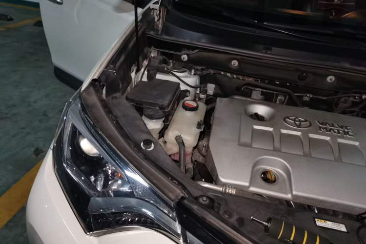 Used Toyota RAV4 2016 2.0L CVT Two-Wheel Drive Fashion Edition China V Standard Engine Bay Right