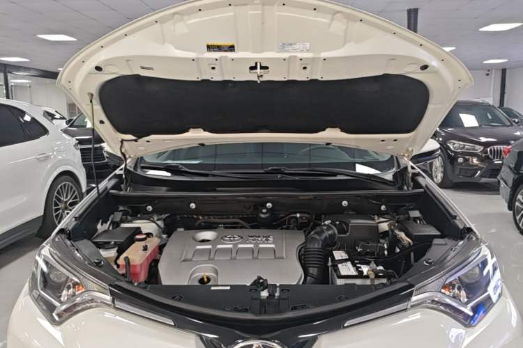 Used Toyota RAV4 2016 2.0L CVT Two-Wheel Drive Fashion Edition China V Standard Engine Bay