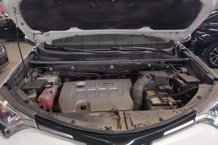 Used Toyota RAV4 2016 2.0L CVT Two-Wheel Drive Fashion Edition China V Standard Engine Bay