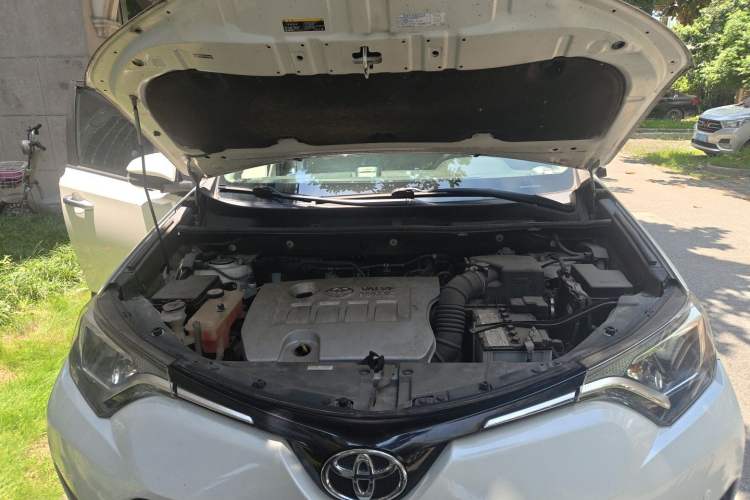 Used Toyota RAV4 2016 2.0L CVT Two-Wheel Drive Fashion Edition China V Standard Engine Bay