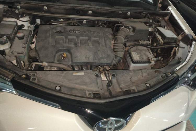 Used Toyota RAV4 2016 2.0L CVT Two-Wheel Drive Fashion Edition China V Standard Engine Bay