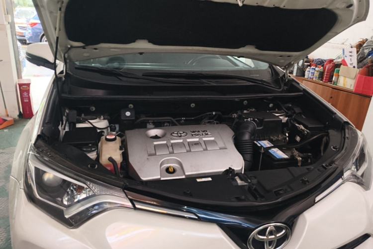 Used Toyota RAV4 2016 2.0L CVT Two-Wheel Drive Fashion Edition China V Standard Engine Bay