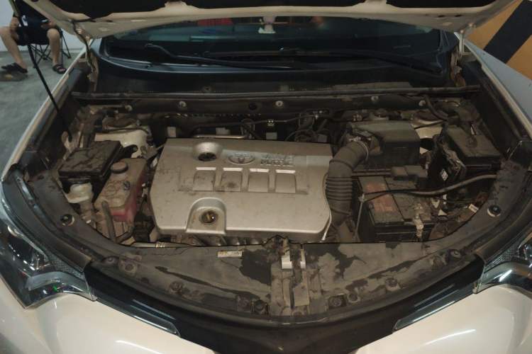 Used Toyota RAV4 2016 2.0L CVT Two-Wheel Drive Fashion Edition China V Standard Engine Bay