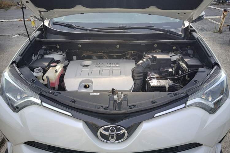 Used Toyota RAV4 2016 2.0L CVT Two-Wheel Drive Fashion Edition China V Standard Engine Bay