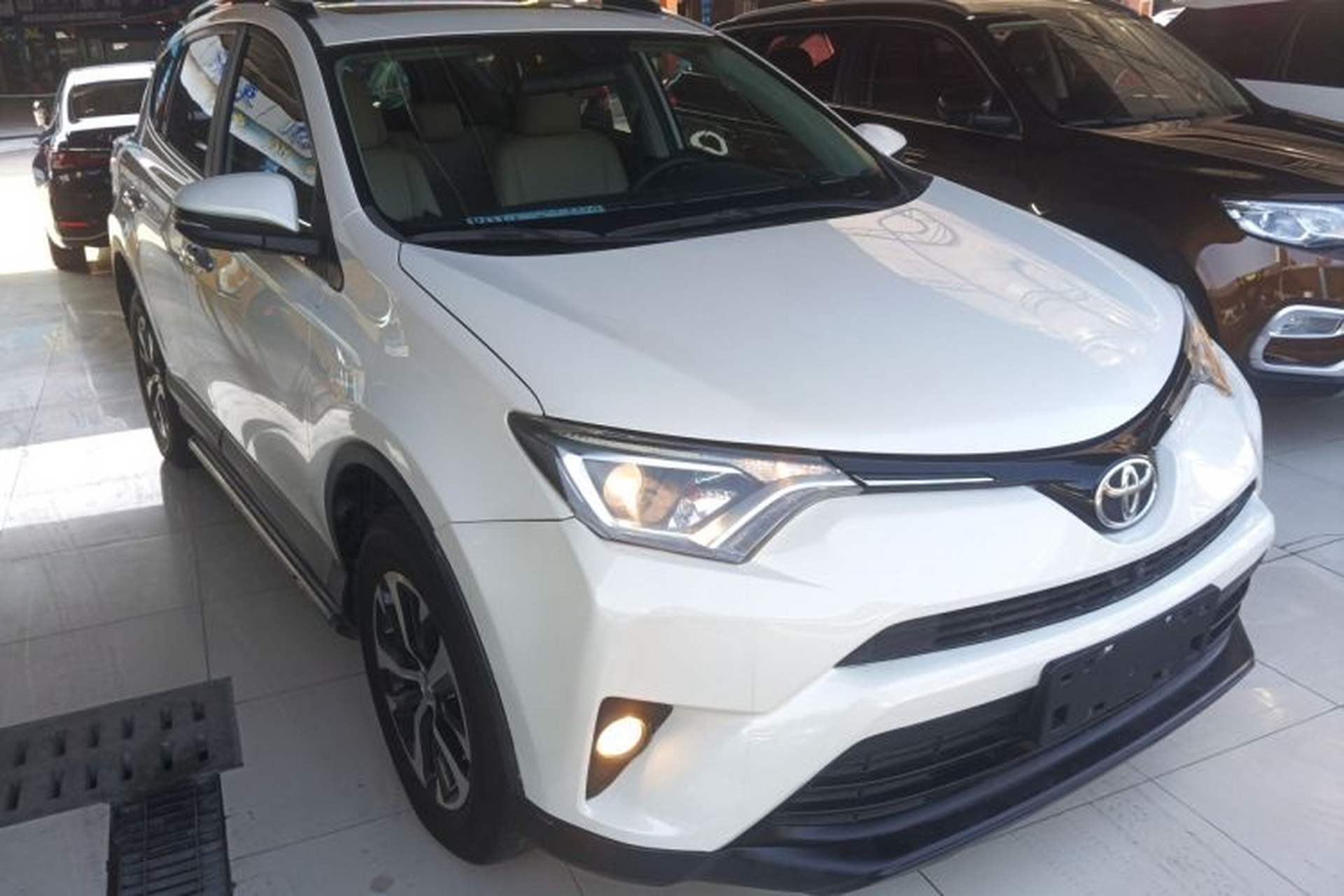 Used Toyota RAV4 2016 2.0L CVT Two-Wheel Drive Fashion Edition China V Standard Exterior 1