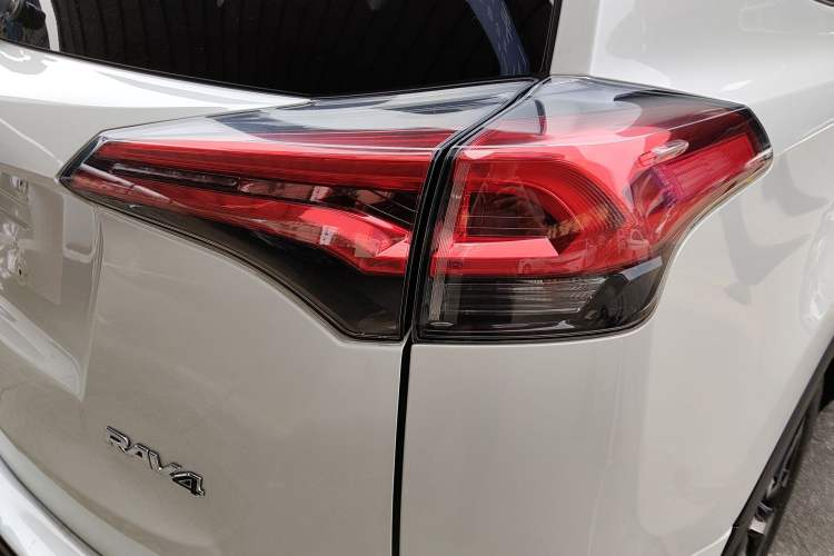 Used Toyota RAV4 2016 2.0L CVT Two-Wheel Drive Fashion Edition China V Standard Exterior 1