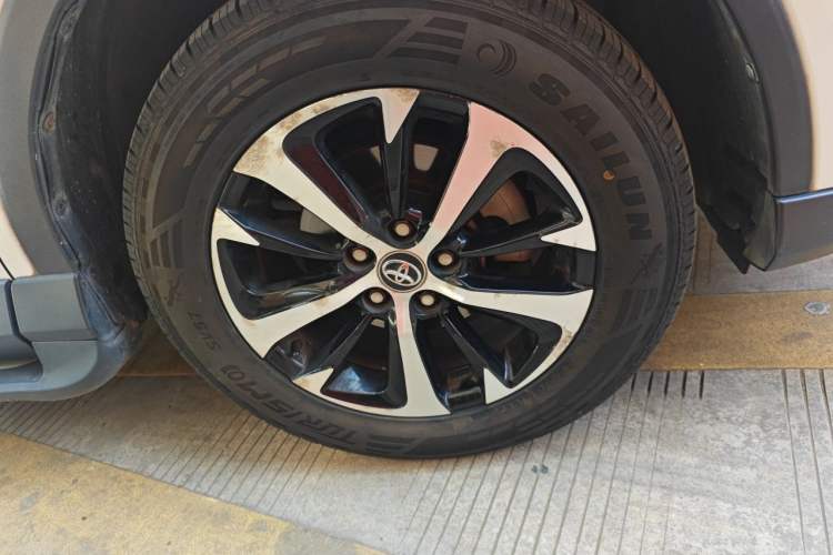 Used Toyota RAV4 2016 2.0L CVT Two-Wheel Drive Fashion Edition China V Standard Exterior 1