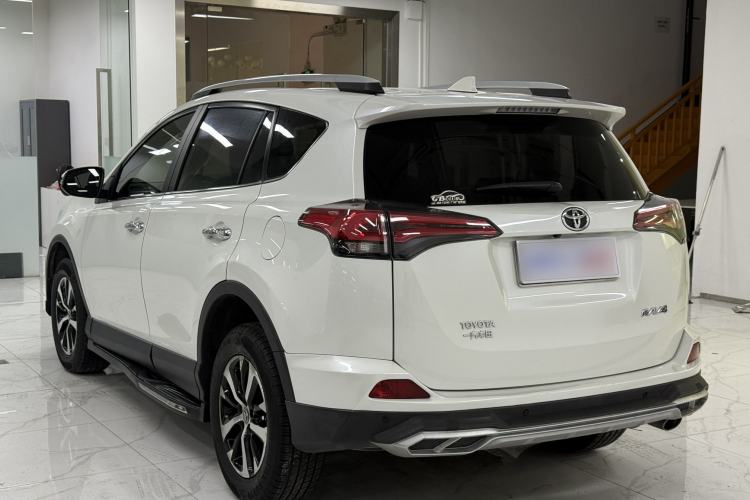 Used Toyota RAV4 2016 2.0L CVT Two-Wheel Drive Fashion Edition China V Standard Exterior 1