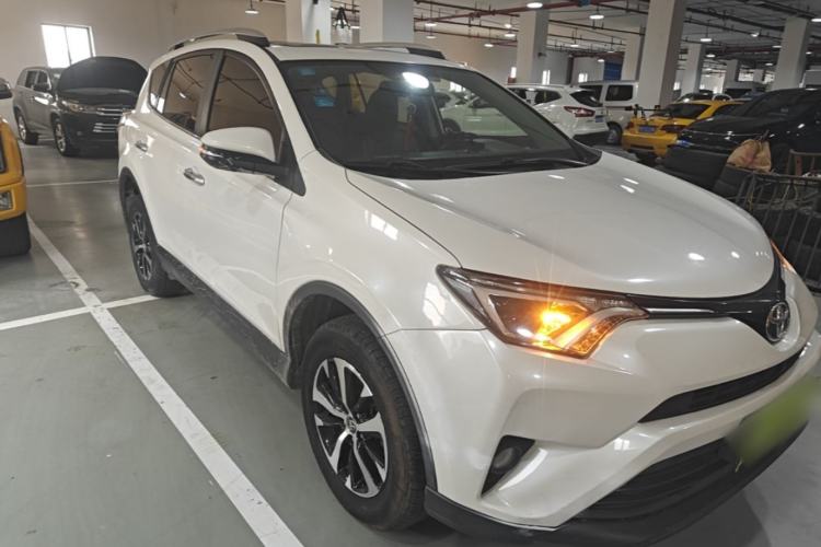 Used Toyota RAV4 2016 2.0L CVT Two-Wheel Drive Fashion Edition China V Standard Exterior 1