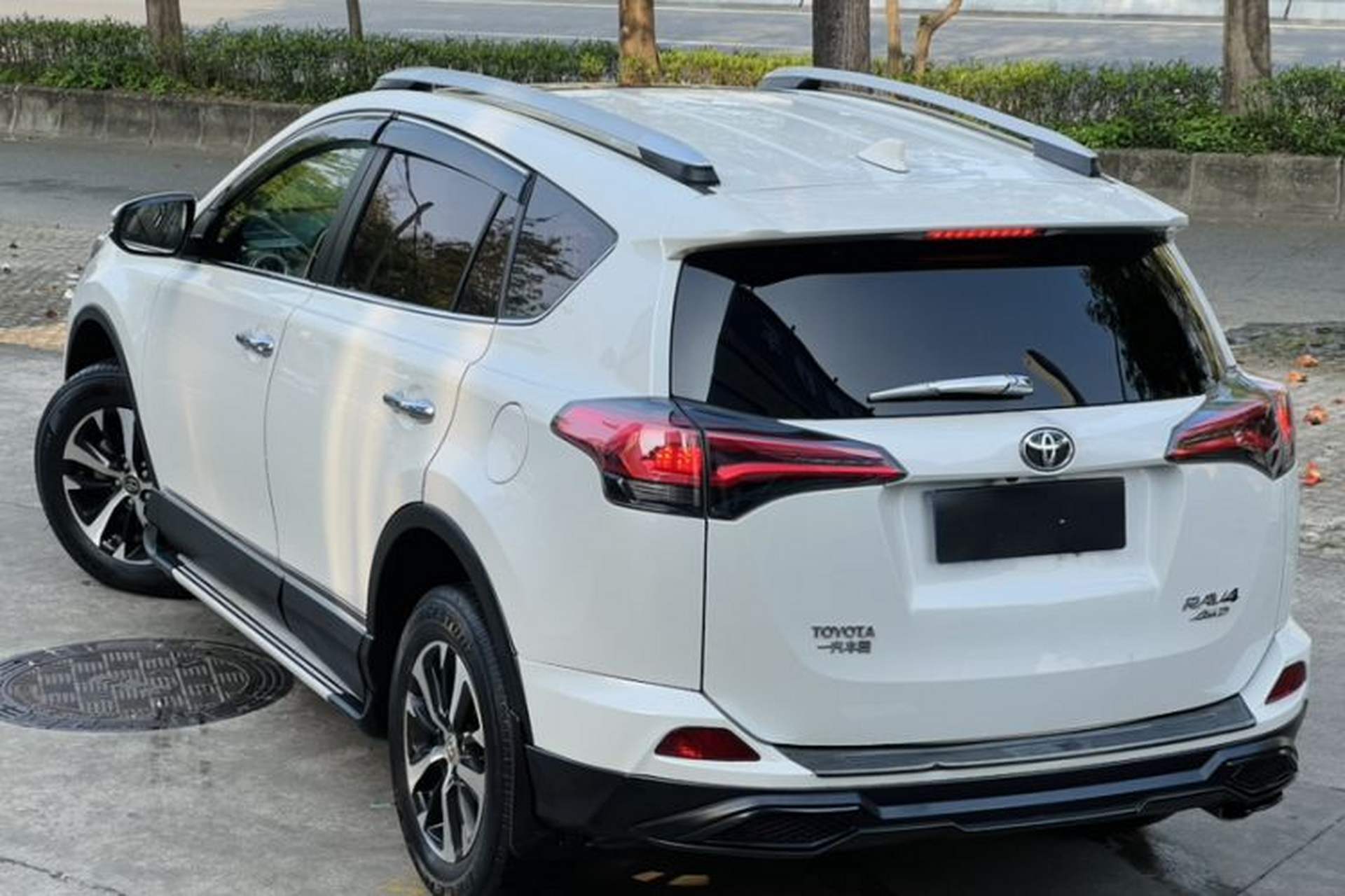 Used Toyota RAV4 2016 2.0L CVT Two-Wheel Drive Fashion Edition China V Standard Exterior 15