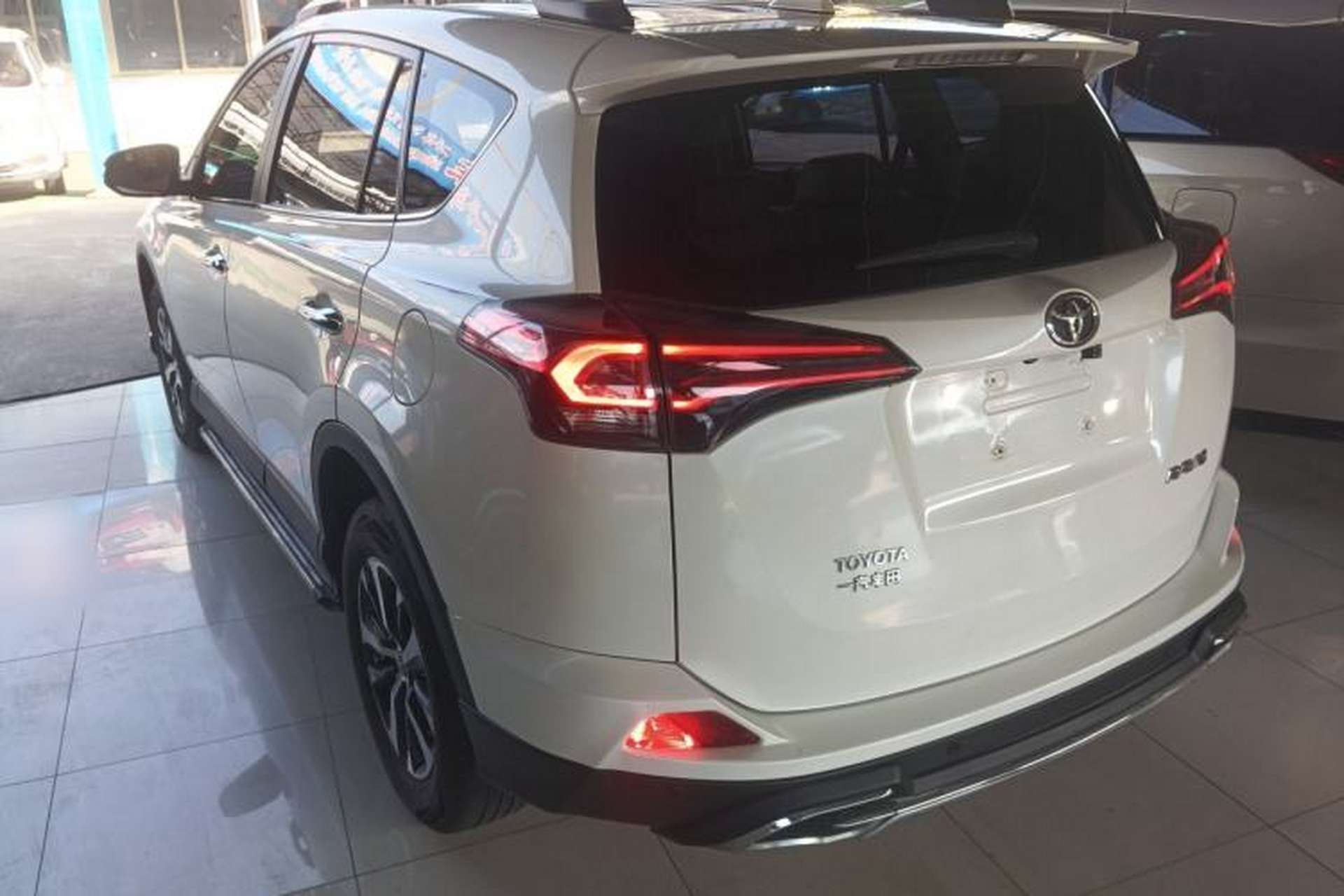Used Toyota RAV4 2016 2.0L CVT Two-Wheel Drive Fashion Edition China V Standard Exterior 2