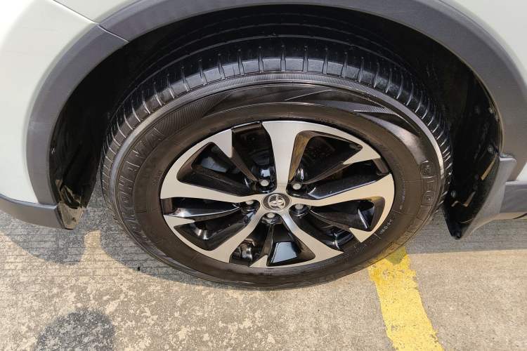 Used Toyota RAV4 2016 2.0L CVT Two-Wheel Drive Fashion Edition China V Standard Exterior 2