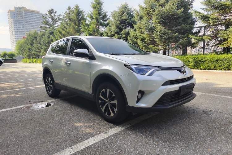 Used Toyota RAV4 2016 2.0L CVT Two-Wheel Drive Fashion Edition China V Standard Exterior 2