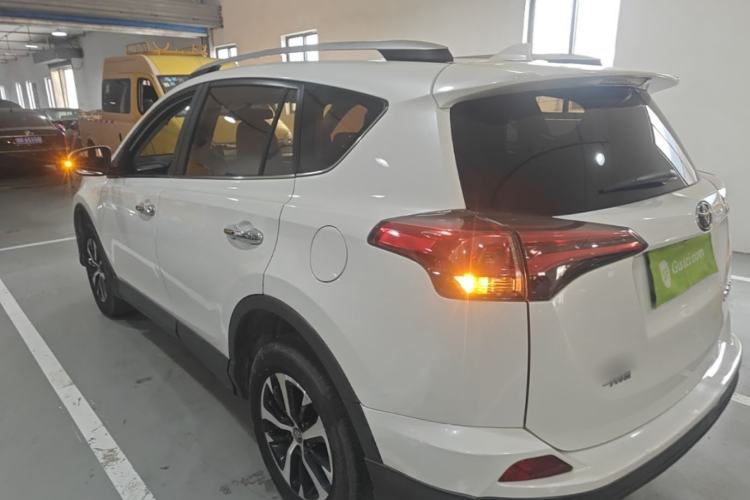 Used Toyota RAV4 2016 2.0L CVT Two-Wheel Drive Fashion Edition China V Standard Exterior 2
