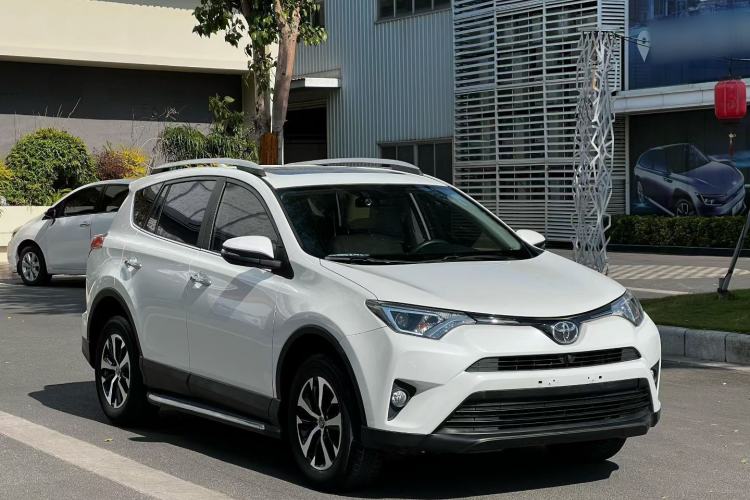 Used Toyota RAV4 2016 2.0L CVT Two-Wheel Drive Fashion Edition China V Standard Exterior 2