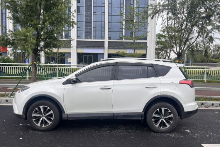 Used Toyota RAV4 2016 2.0L CVT Two-Wheel Drive Fashion Edition China V Standard Exterior 2