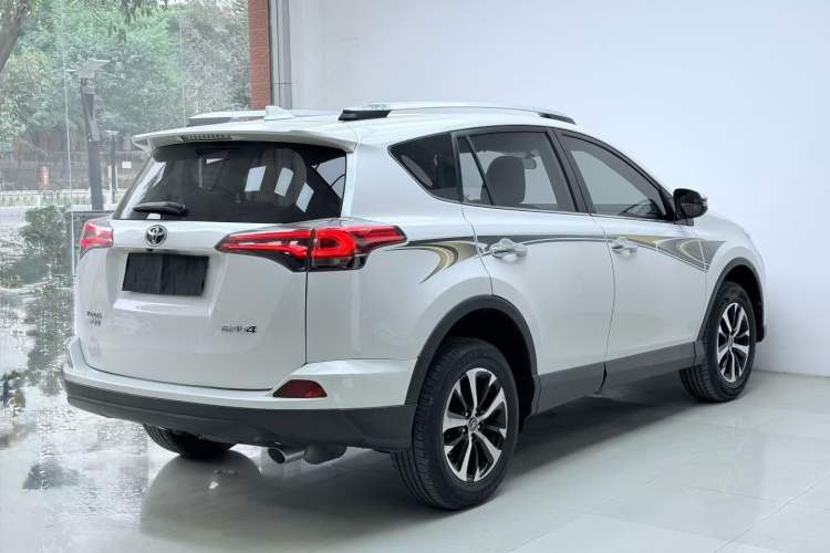 Used Toyota RAV4 2016 2.0L CVT Two-Wheel Drive Fashion Edition China V Standard Exterior 2