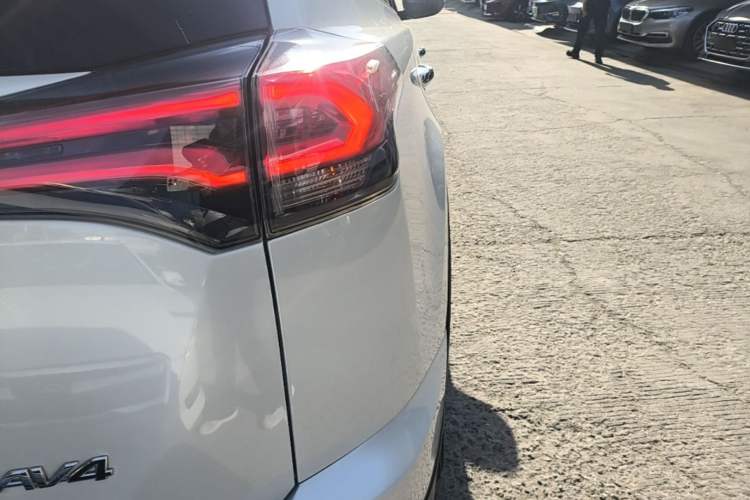 Used Toyota RAV4 2016 2.0L CVT Two-Wheel Drive Smart Edition China V Standard Exterior 3