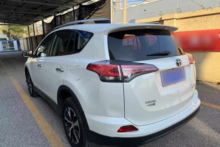 Used Toyota RAV4 2016 2.0L CVT Two-Wheel Drive Fashion Edition China V Standard Exterior 3