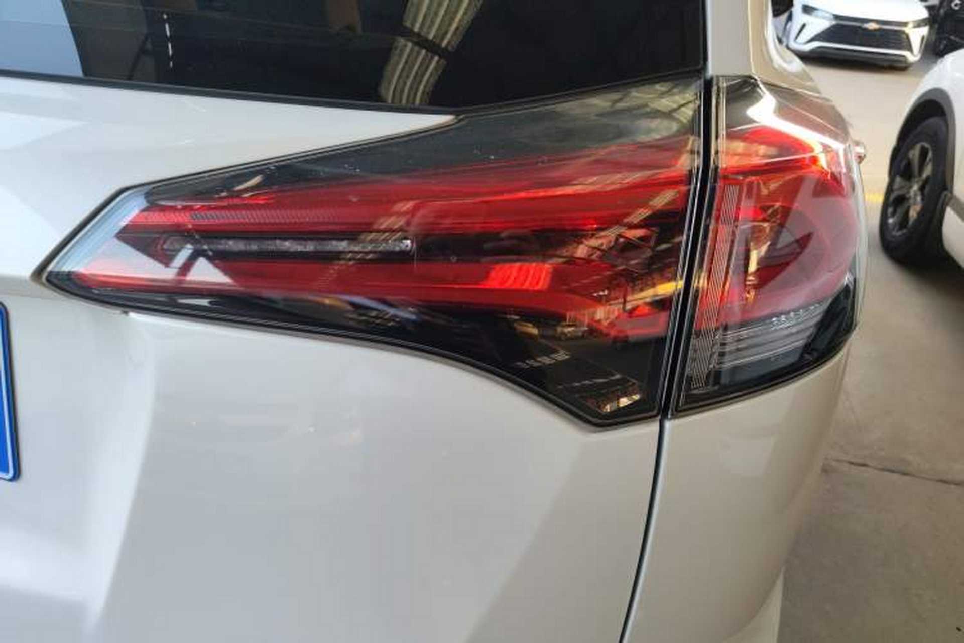 Used Toyota RAV4 2016 2.0L CVT Two-Wheel Drive Urban Edition China V Standard Exterior 3