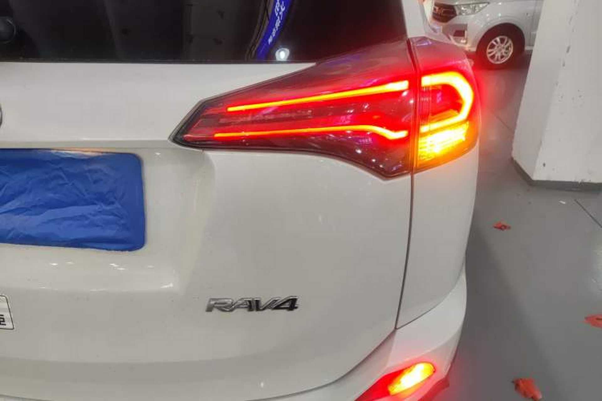 Used Toyota RAV4 2016 2.0L CVT Two-Wheel Drive Fashion Edition China V Standard Exterior 3