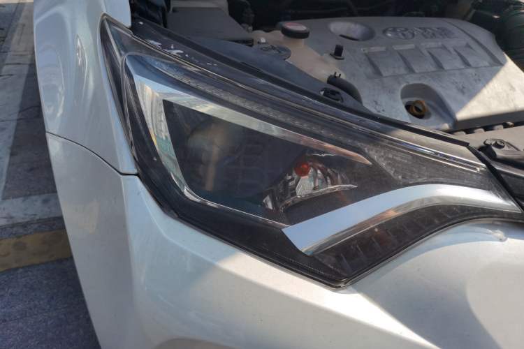 Used Toyota RAV4 2016 2.0L CVT Two-Wheel Drive Urban Edition China V Standard Exterior 3