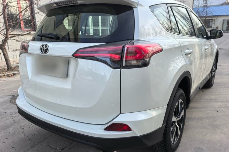 Used Toyota RAV4 2016 2.0L CVT Two-Wheel Drive Urban Edition China V Standard Exterior 3