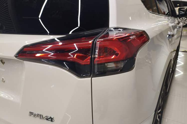 Used Toyota RAV4 2016 2.0L CVT Two-Wheel Drive Comfort Edition China V Standard Exterior 3
