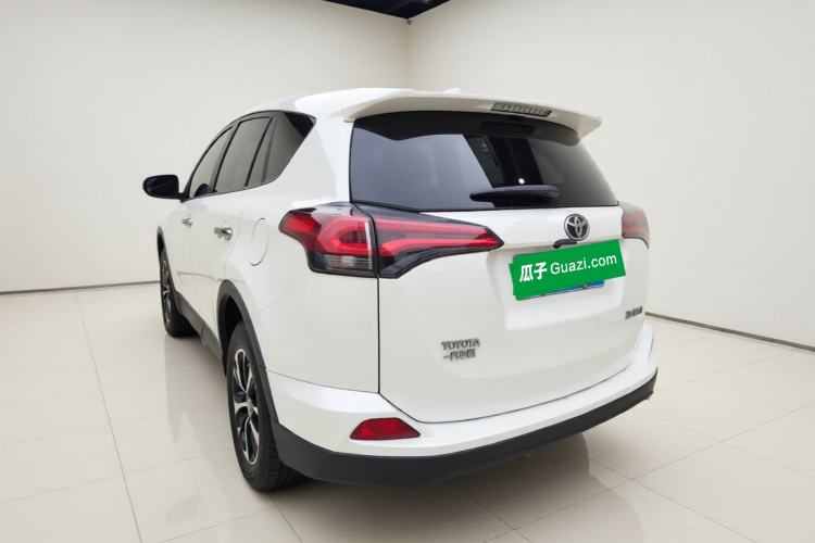 Used Toyota RAV4 2016 2.0L CVT Two-Wheel Drive Fashion Edition China V Standard Exterior 3