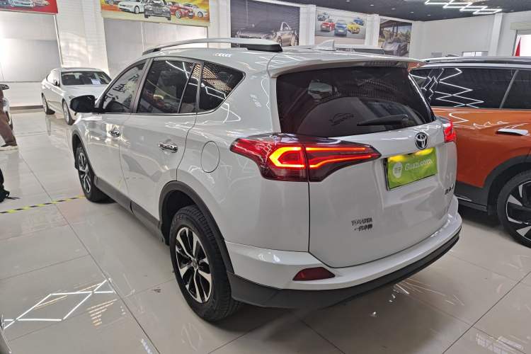 Used Toyota RAV4 2016 2.0L CVT Two-Wheel Drive Fashion Edition China V Standard Exterior 3