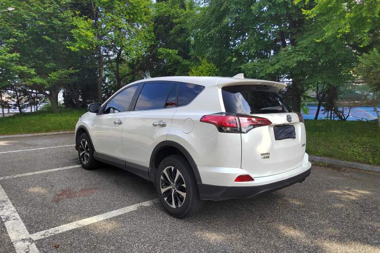 Used Toyota RAV4 2016 2.0L CVT Two-Wheel Drive Fashion Edition China V Standard Exterior 3