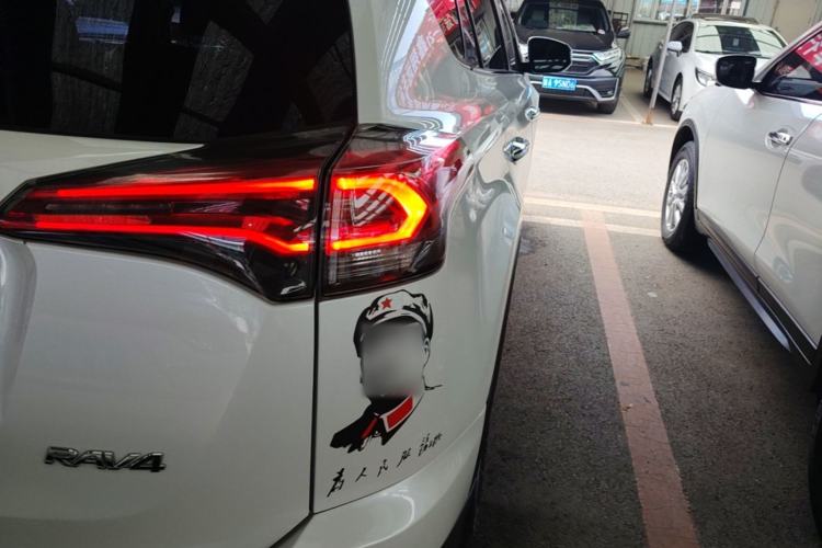 Used Toyota RAV4 2016 2.0L CVT Two-Wheel Drive Fashion Edition China V Standard Exterior 3