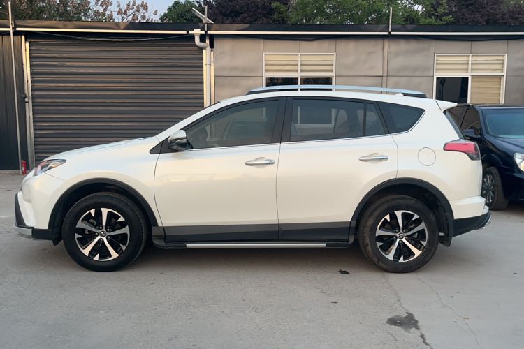 Used Toyota RAV4 2016 2.0L CVT Two-Wheel Drive Fashion Edition China V Standard Exterior 3