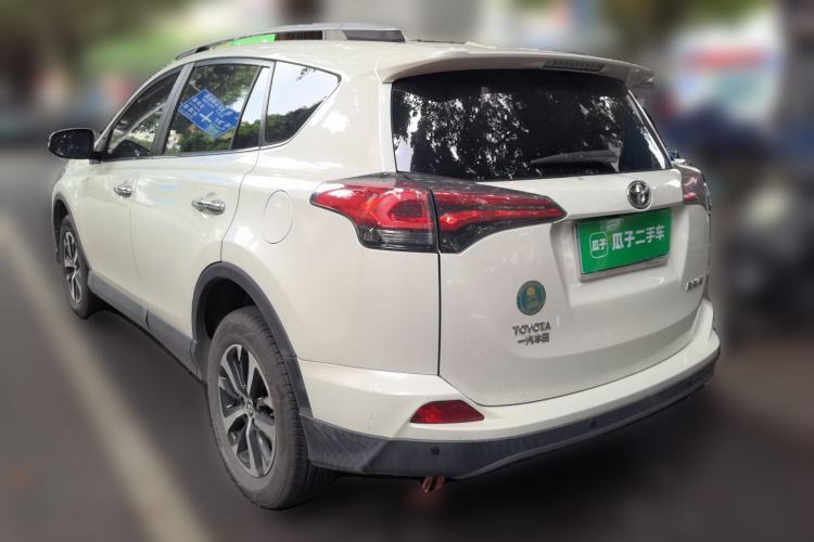Used Toyota RAV4 2016 2.0L CVT Two-Wheel Drive Fashion Edition China V Standard Exterior 3