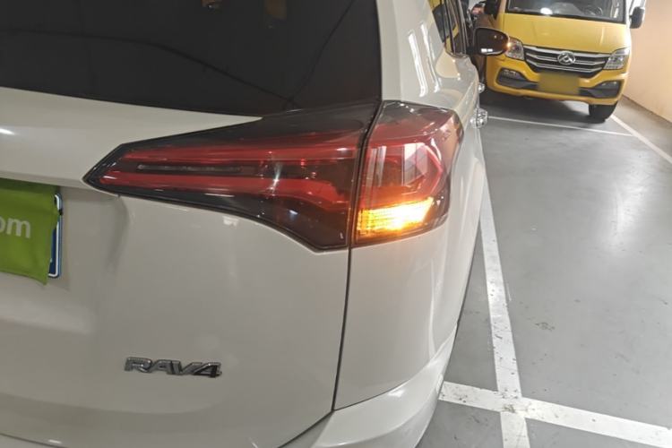 Used Toyota RAV4 2016 2.0L CVT Two-Wheel Drive Fashion Edition China V Standard Exterior 3