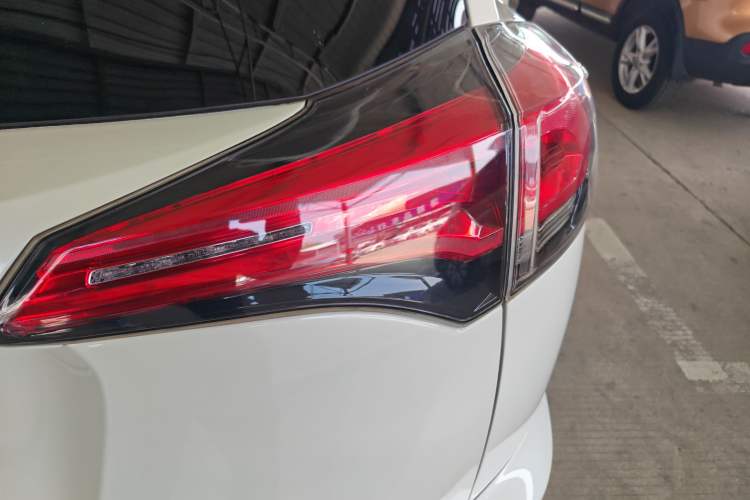 Used Toyota RAV4 2016 2.0L CVT Two-Wheel Drive Fashion Edition China V Standard Exterior 3