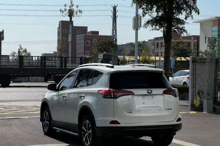 Used Toyota RAV4 2016 2.0L CVT Two-Wheel Drive Fashion Edition China V Standard Exterior 3