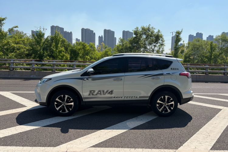 Used Toyota RAV4 2016 2.0L CVT Two-Wheel Drive Fashion Edition China V Standard Exterior 3