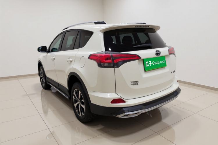 Used Toyota RAV4 2016 2.0L CVT Two-Wheel Drive Fashion Edition China V Standard Exterior 3