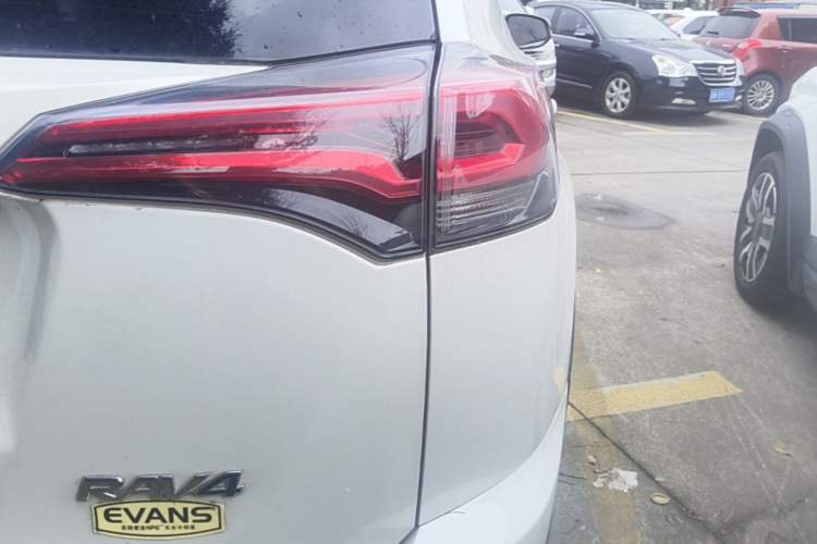 Used Toyota RAV4 2016 2.0L CVT Two-Wheel Drive Urban Edition China V Standard Exterior 3
