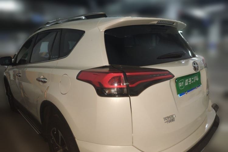 Used Toyota RAV4 2016 2.0L CVT Two-Wheel Drive Fashion Edition China V Standard Exterior 3