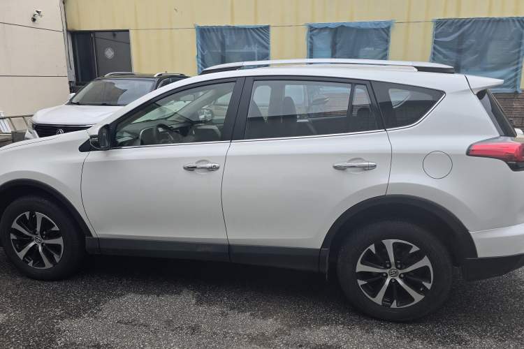 Used Toyota RAV4 2016 2.0L CVT Two-Wheel Drive Fashion Edition China V Standard Exterior 4