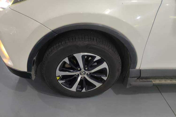 Used Toyota RAV4 2016 2.0L CVT Two-Wheel Drive Fashion Edition China V Standard Exterior 4