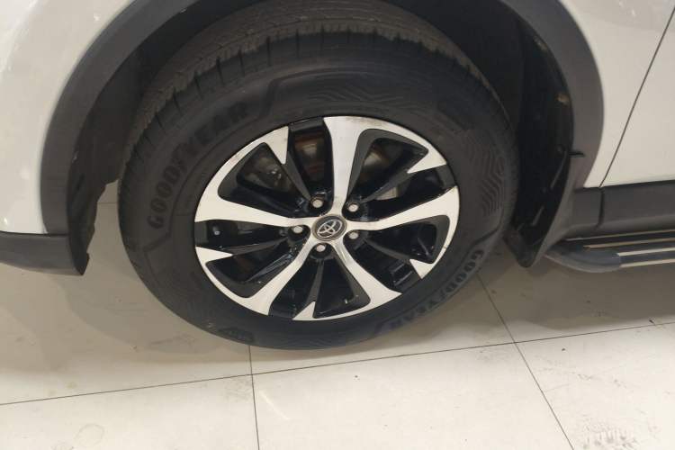 Used Toyota RAV4 2016 2.0L CVT Two-Wheel Drive Comfort Edition China V Standard Exterior 4