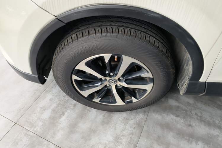 Used Toyota RAV4 2016 2.0L CVT Two-Wheel Drive Fashion Edition China V Standard Exterior 4