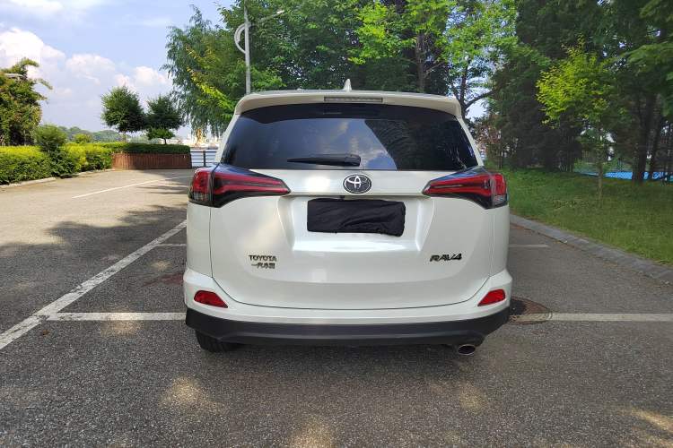 Used Toyota RAV4 2016 2.0L CVT Two-Wheel Drive Fashion Edition China V Standard Exterior 4