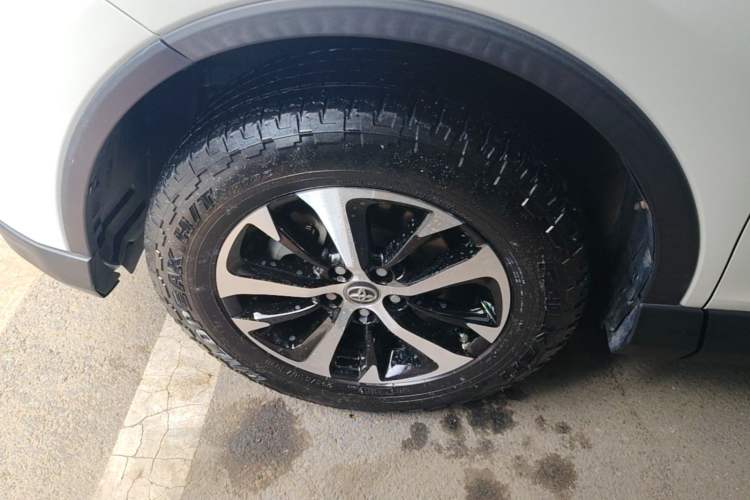 Used Toyota RAV4 2016 2.0L CVT Two-Wheel Drive Fashion Edition China V Standard Exterior 4