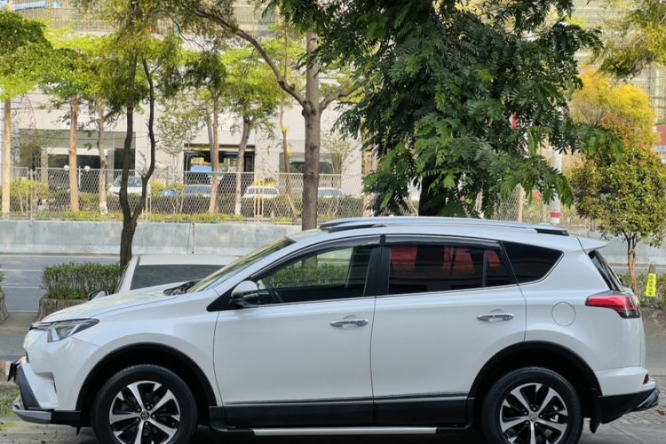 Used Toyota RAV4 2016 2.0L CVT Two-Wheel Drive Fashion Edition China V Standard Exterior 4