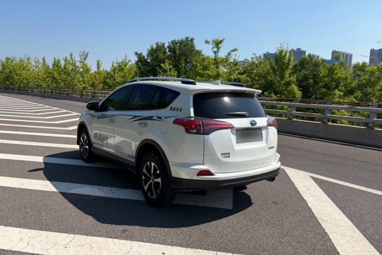 Used Toyota RAV4 2016 2.0L CVT Two-Wheel Drive Fashion Edition China V Standard Exterior 4